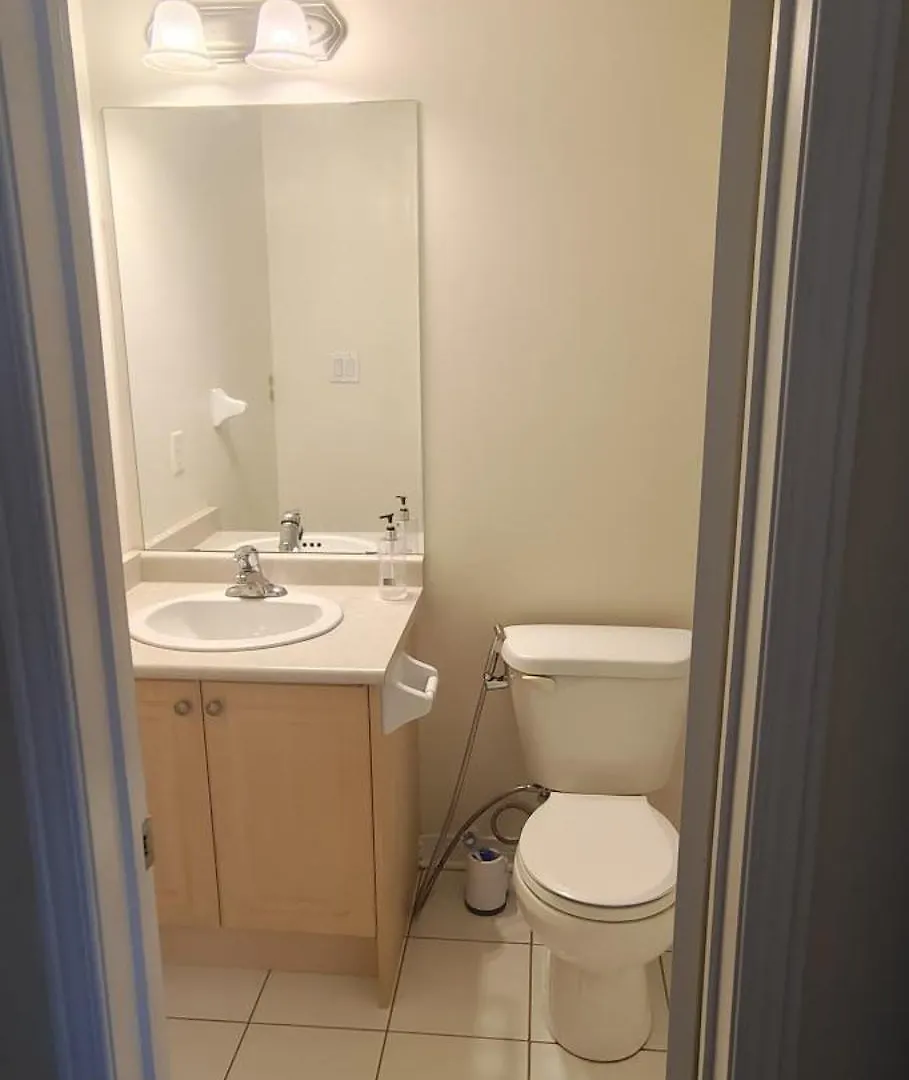 Cosy Room In Toronto With High Speed Internet- Close To City Centre